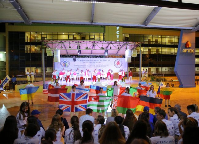 Детский саммит собрал в «Артеке» юных послов мира из 18 стран