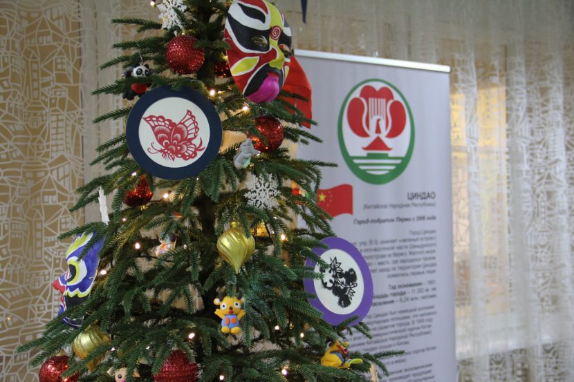 В Перми во Дворце детского творчества открылась выставка новогодних ёлок городов-побратимов