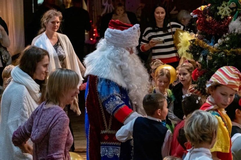 Деды Морозы поздравили детей по всей Канаде