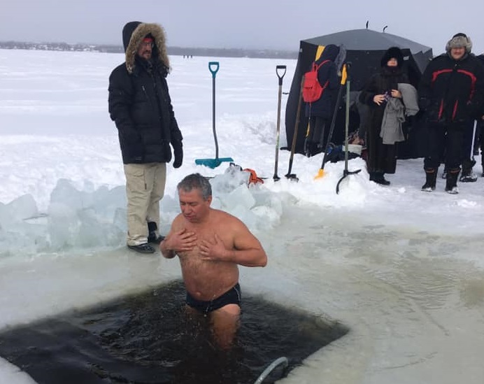 В ледяной купели: в Оттаве празднуют Крещение