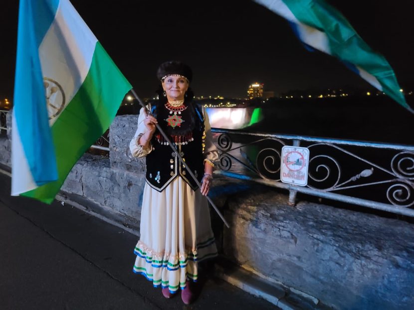 В День Республики Башкирии Ниагарский водопад раскрасили в цвета башкирского флага
