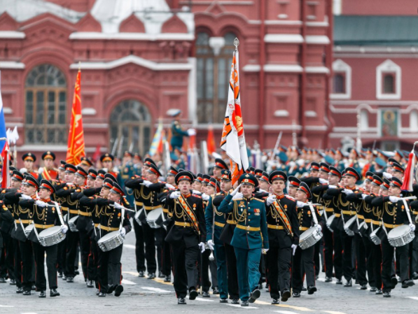Победителям «Диктанта Победы» подарят билеты на парад Победы в Москве в 2022 году