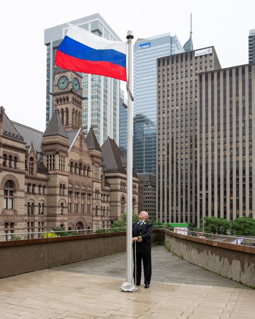 Над Мэрией Торонто в День России был поднят российский флаг