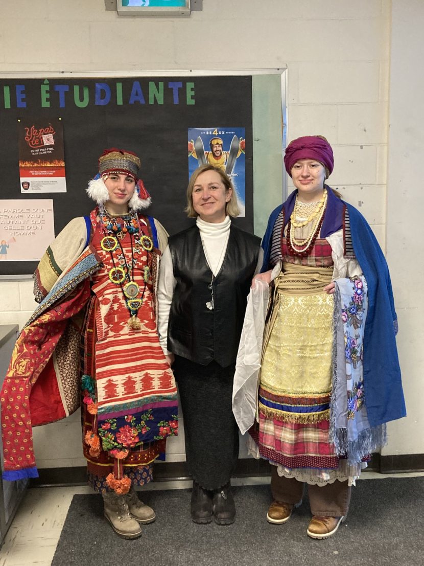 В канадской школе прошел урок по русскому народному костюму