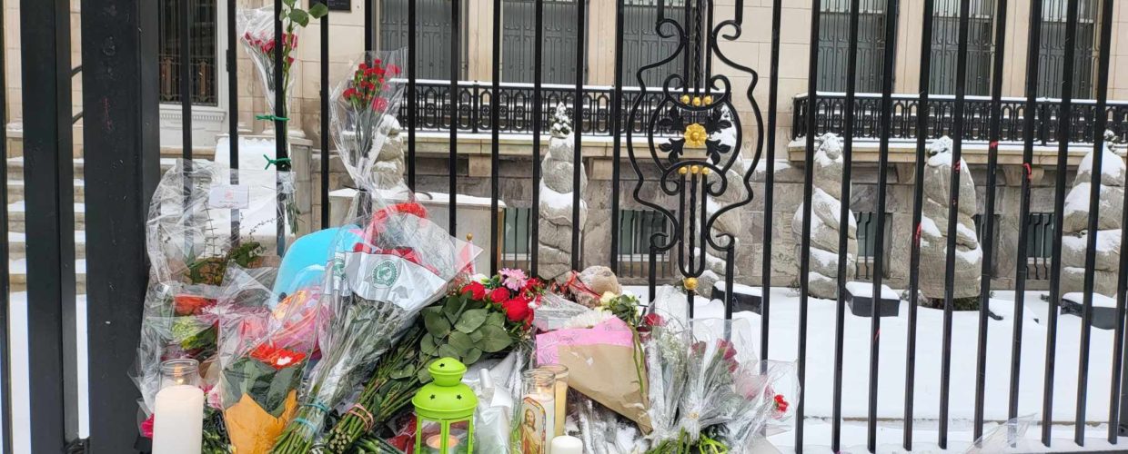 В Канаде соотечественники возложили цветы в память о жертвах теракта в Крокус Сити
