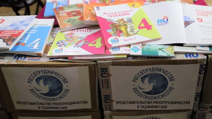 В Таджикистан передали очередную партию русских учебников
