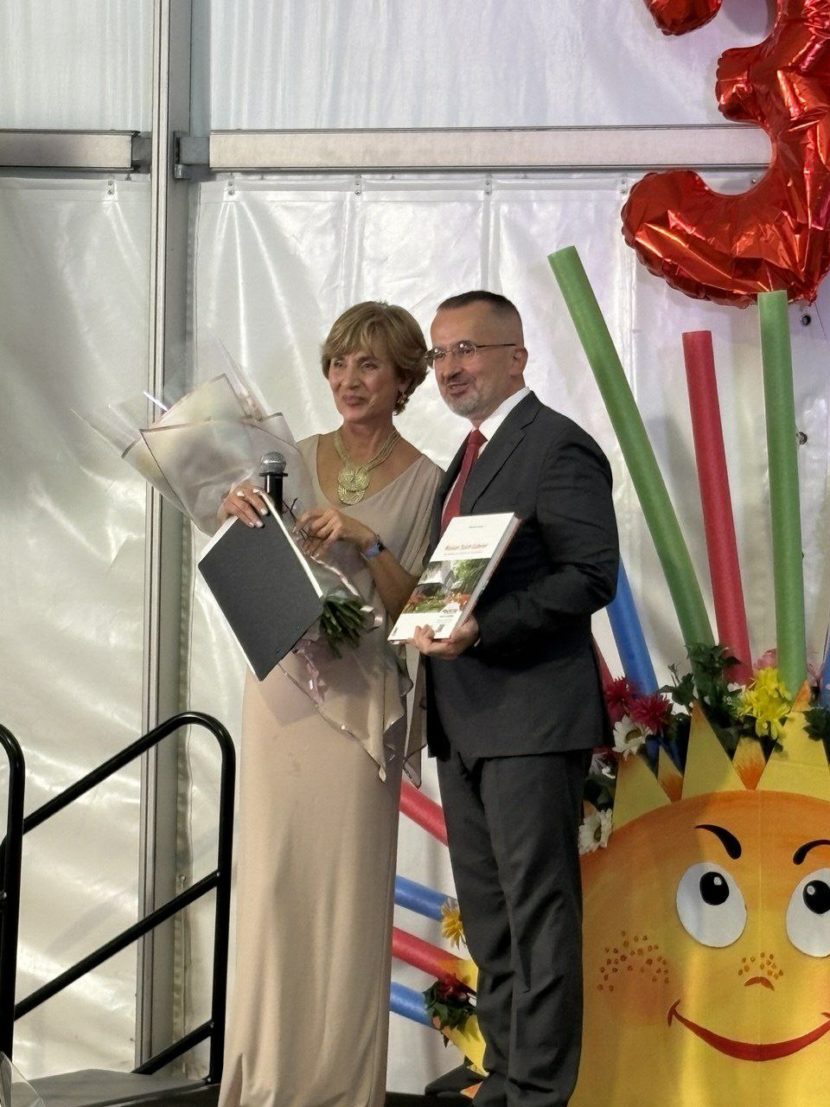 Посол России в Канаде вручил медаль Пушкина директору школы Грамота